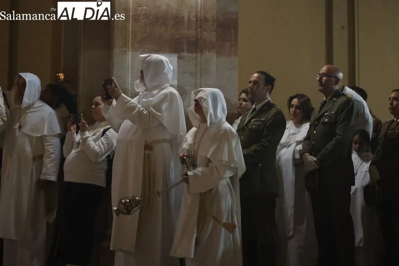 El Cristo del Amor y de la Paz procesiona en el interior del Arrabal | FOTOS: David Sañudo