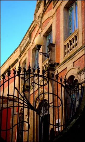 La puerta norte de la Casa Lis, la belleza modernista | Charo Alonso. José Amador Martín.