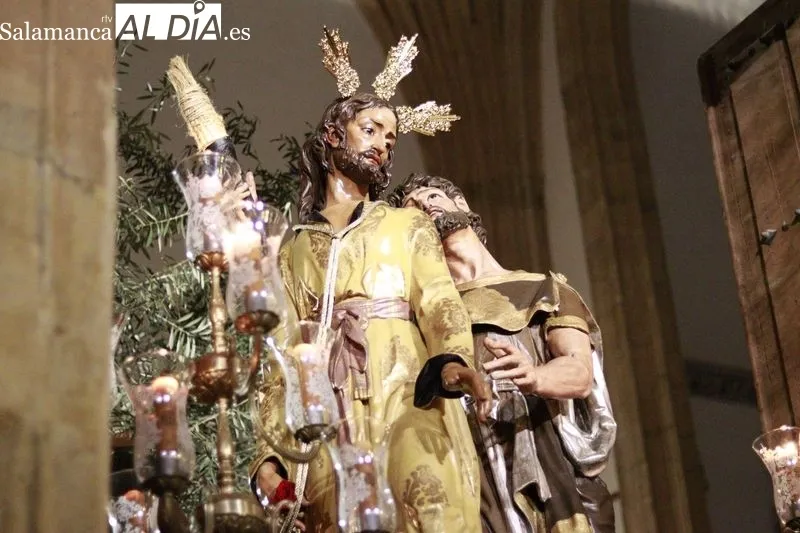 La lluvia y el viento obligan a suspender una nueva procesión: el Cristo de la Agonía no puede salir de Las Úrsulas | FOTOS: Raúl González Riego 