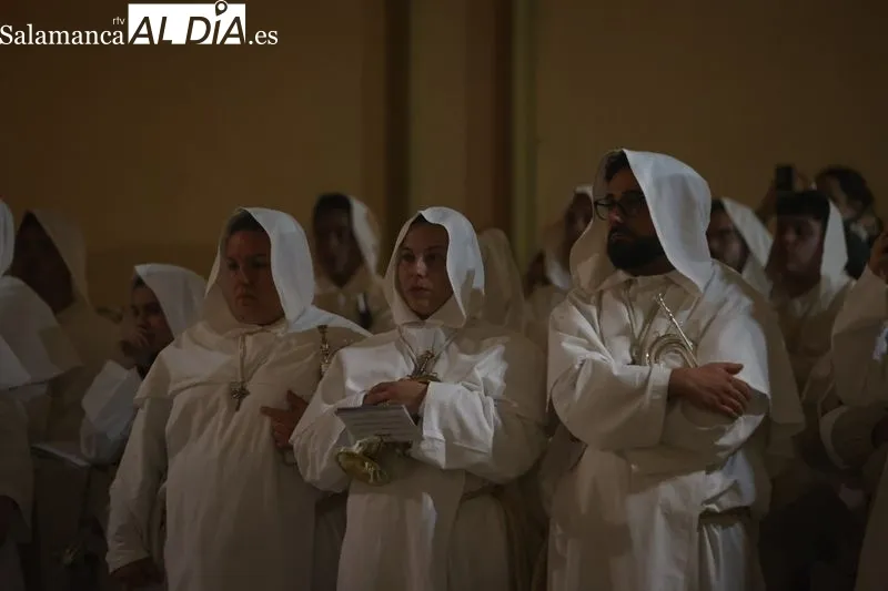 El Cristo del Amor y de la Paz procesiona en el interior del Arrabal | FOTOS: David Sañudo