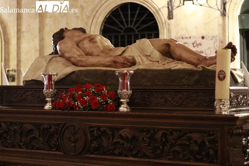 El Cristo de la Agonía Redentora y el Yacente desafían a la lluvia y desfilan por Salamanca | FOTOS: Raúl González Riego