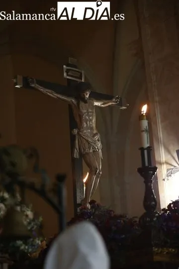 El Cristo del Amor y de la Paz procesiona en el interior del Arrabal | FOTOS: David Sañudo