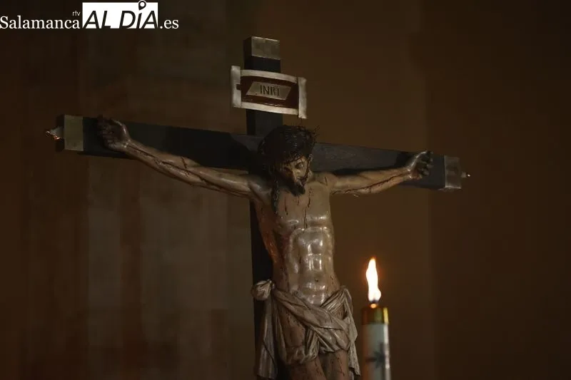 El Cristo del Amor y de la Paz procesiona en el interior del Arrabal | FOTOS: David Sañudo