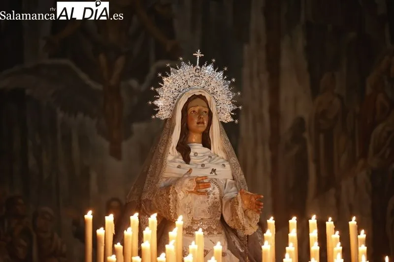 El Cristo del Amor y de la Paz procesiona en el interior del Arrabal | FOTOS: David Sañudo