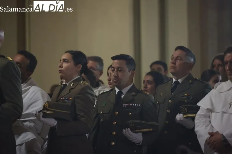 El Cristo del Amor y de la Paz procesiona en el interior del Arrabal | FOTOS: David Sañudo