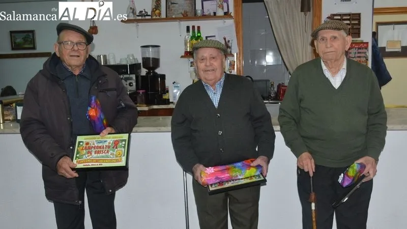 Foto 2 - Agustina, Pepi y Visi ganan por segundo a&ntilde;o consecutivo el campeonato de brisca del hogar del jubilado de Lumbrales