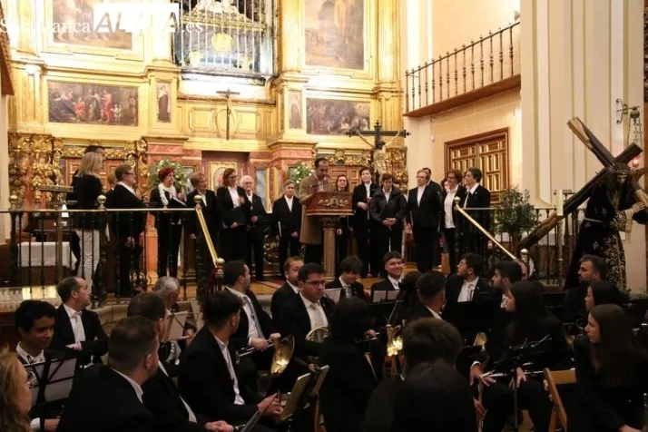 Un canto lleno de emoci&oacute;n para pregonar la Semana Santa albense | Imagen 1