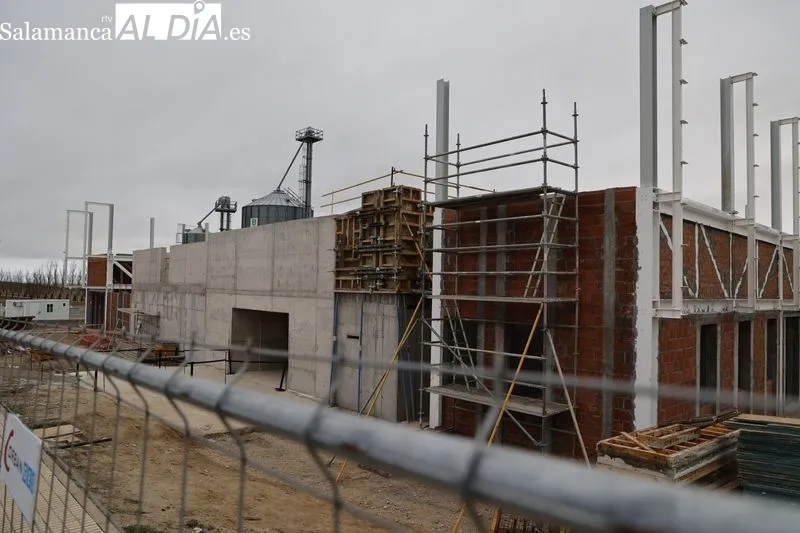 Visita a las obras de la nueva planta de Novartis en Castellanos de Moriscos con la presencia del presidente de la Junta de Castilla y León, Alfonso Fernández Mañueco, y otras autoridades. Foto de David Sañudo