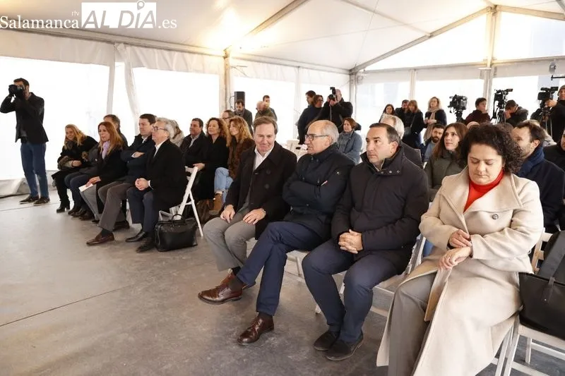 Visita a las obras de la nueva planta de Novartis en Castellanos de Moriscos con la presencia del presidente de la Junta de Castilla y León, Alfonso Fernández Mañueco, y otras autoridades. Foto de David Sañudo
