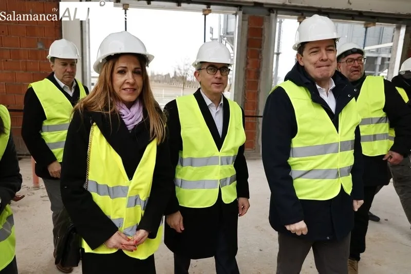 Visita a las obras de la nueva planta de Novartis en Castellanos de Moriscos con la presencia del presidente de la Junta de Castilla y León, Alfonso Fernández Mañueco, y otras autoridades. Foto de David Sañudo
