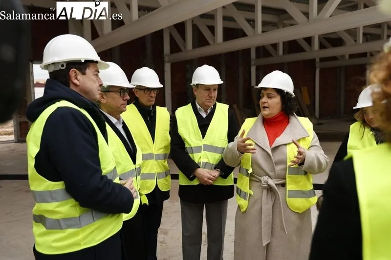 Visita a las obras de la nueva planta de Novartis en Castellanos de Moriscos con la presencia del presidente de la Junta de Castilla y León, Alfonso Fernández Mañueco, y otras autoridades. Foto de David Sañudo