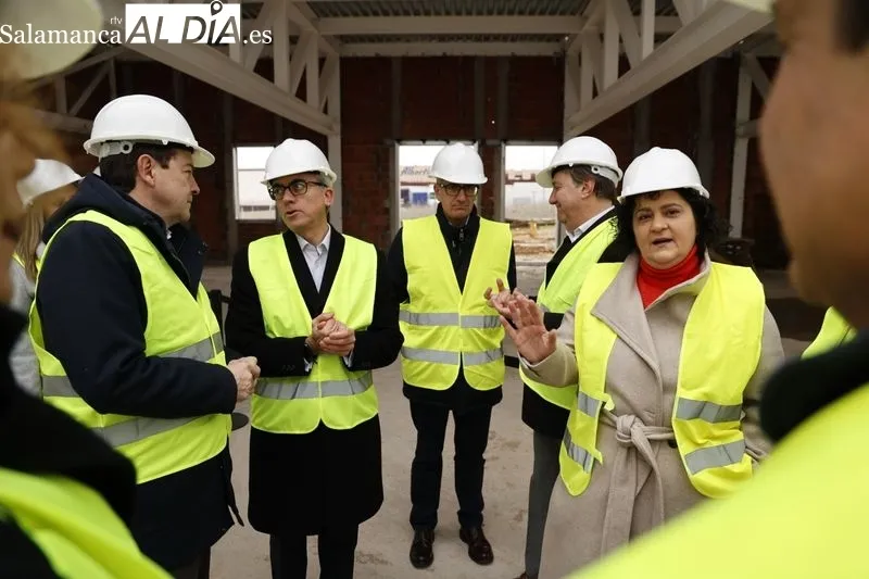 Visita a las obras de la nueva planta de Novartis en Castellanos de Moriscos con la presencia del presidente de la Junta de Castilla y León, Alfonso Fernández Mañueco, y otras autoridades. Foto de David Sañudo
