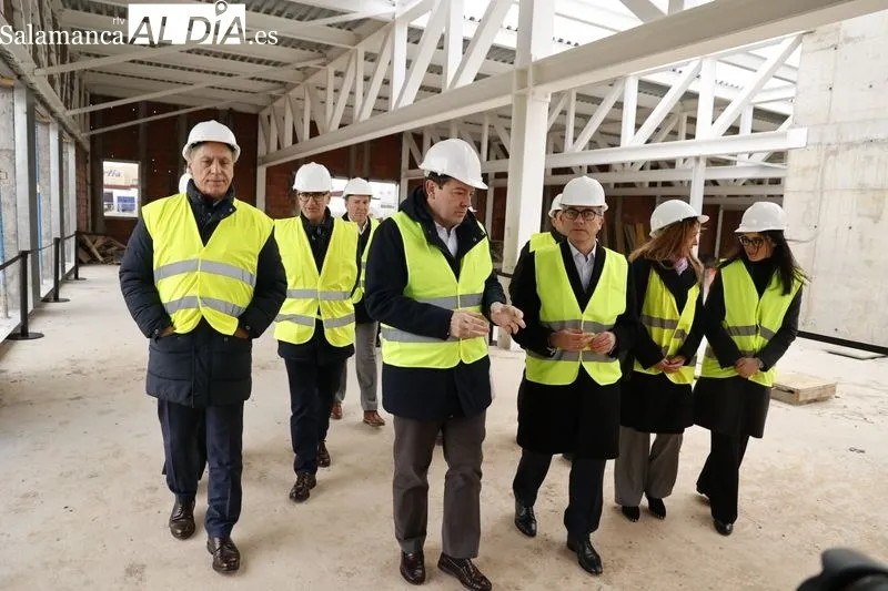 Visita a las obras de la nueva planta de Novartis en Castellanos de Moriscos con la presencia del presidente de la Junta de Castilla y León, Alfonso Fernández Mañueco, y otras autoridades. Foto de David Sañudo
