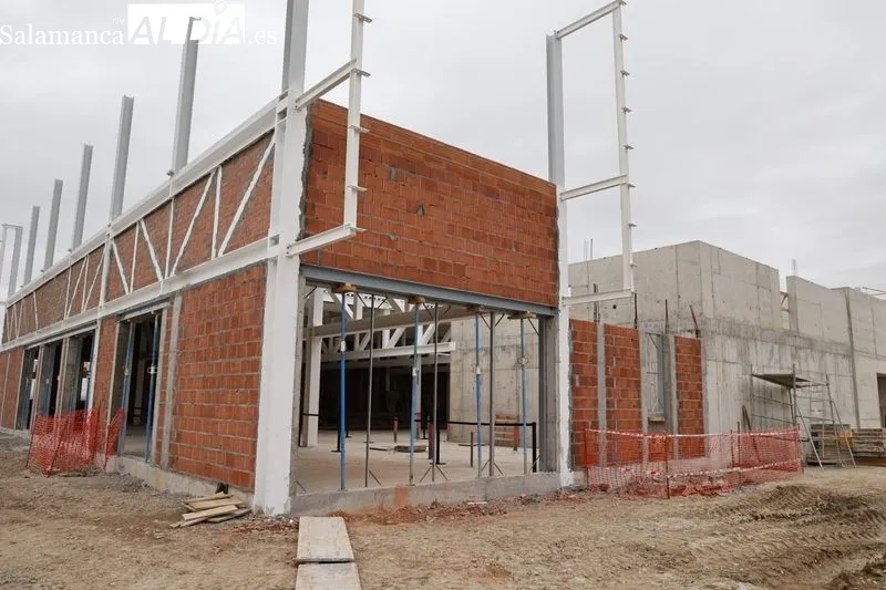 Visita a las obras de la nueva planta de Novartis en Castellanos de Moriscos con la presencia del presidente de la Junta de Castilla y León, Alfonso Fernández Mañueco, y otras autoridades. Foto de David Sañudo