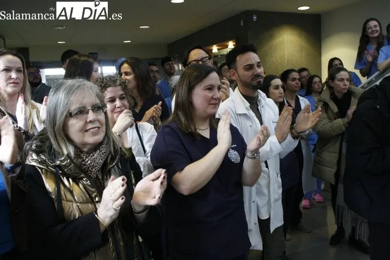 Inauguración, en la Clínica Odontológica de la USAL en el Campus Unamuno, del mural con los vítores de trece doctoras en Odontología. Foto Raúl Riego