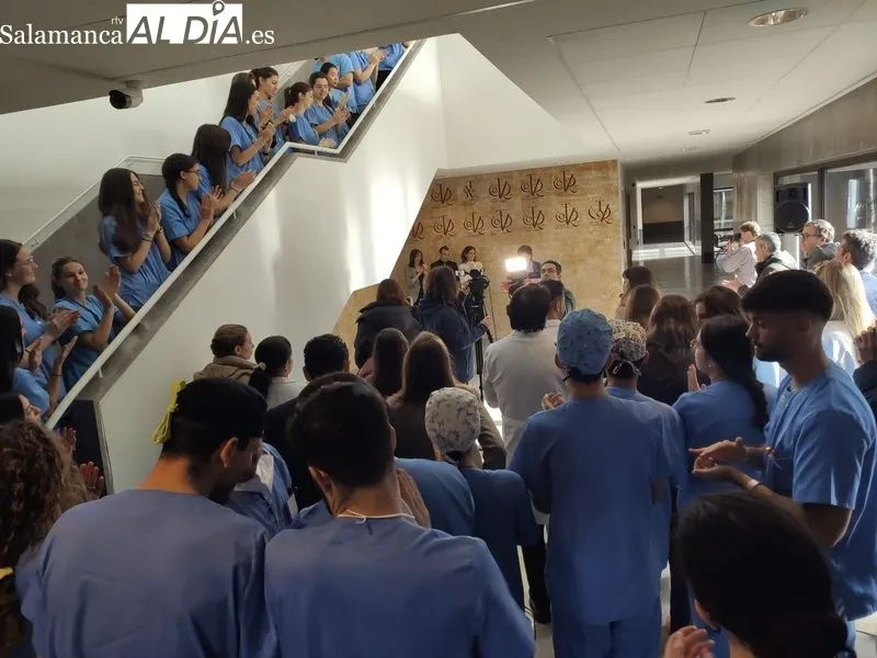 Inauguración, en la Clínica Odontológica de la USAL en el Campus Unamuno, del mural con los vítores de trece doctoras en Odontología. Foto Raúl Riego