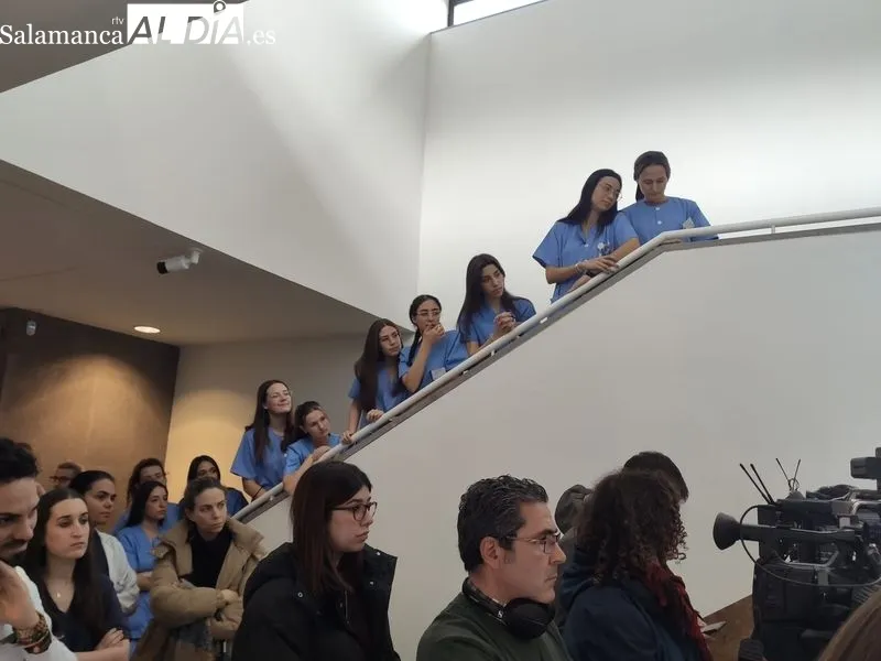Inauguración, en la Clínica Odontológica de la USAL en el Campus Unamuno, del mural con los vítores de trece doctoras en Odontología. Foto Raúl Riego
