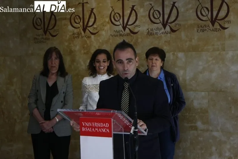 Inauguración, en la Clínica Odontológica de la USAL en el Campus Unamuno, del mural con los vítores de trece doctoras en Odontología. Foto Raúl Riego