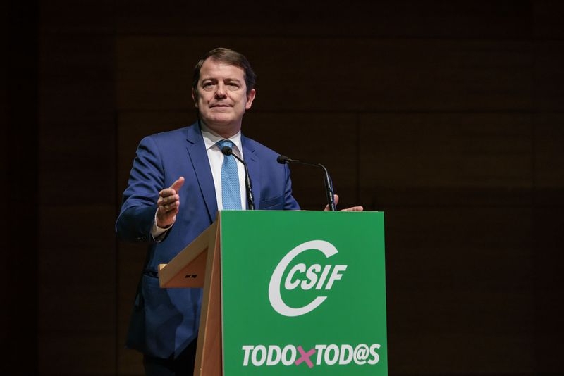 Mañueco, dispuesto a dialogar con los representantes sindicales de los empleados públicos