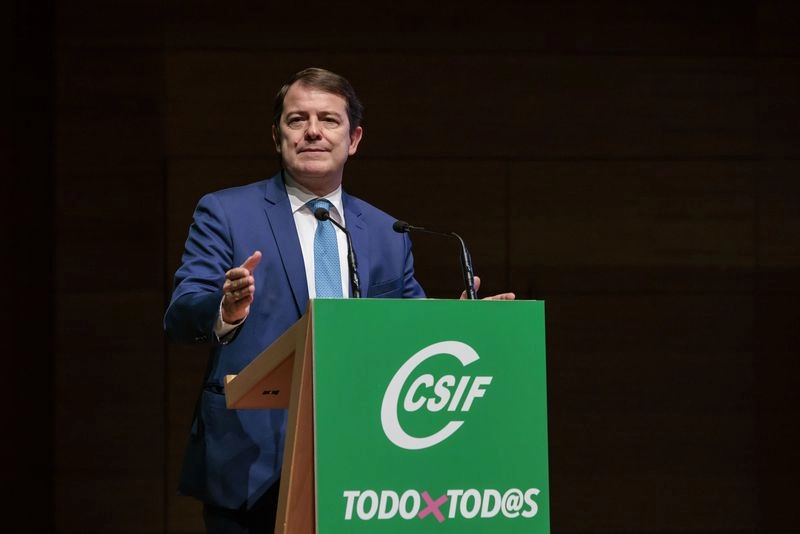 Mañueco, dispuesto a dialogar con los representantes sindicales de los empleados públicos