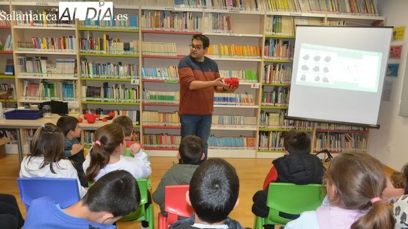 El profesor Rubén Deogracias impartió el taller en la biblioteca de Lumbrales