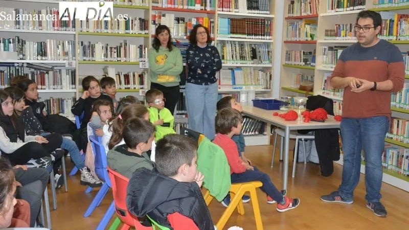 El profesor Rubén Deogracias impartió el taller en la biblioteca de Lumbrales