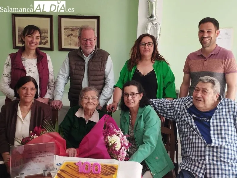 La familia y el Ayuntamiento de Lumbrales acompañaron a la centenaria Tasia Fregeneda