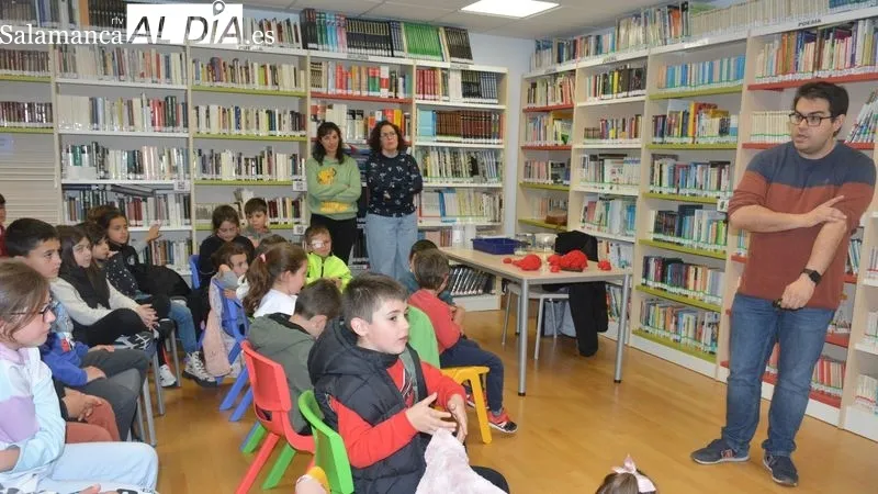 El profesor Rubén Deogracias impartió el taller en la biblioteca de Lumbrales