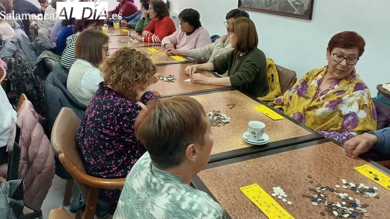 En la tarde de juego participaron cerca de un centenar de vecinos de todas las edades