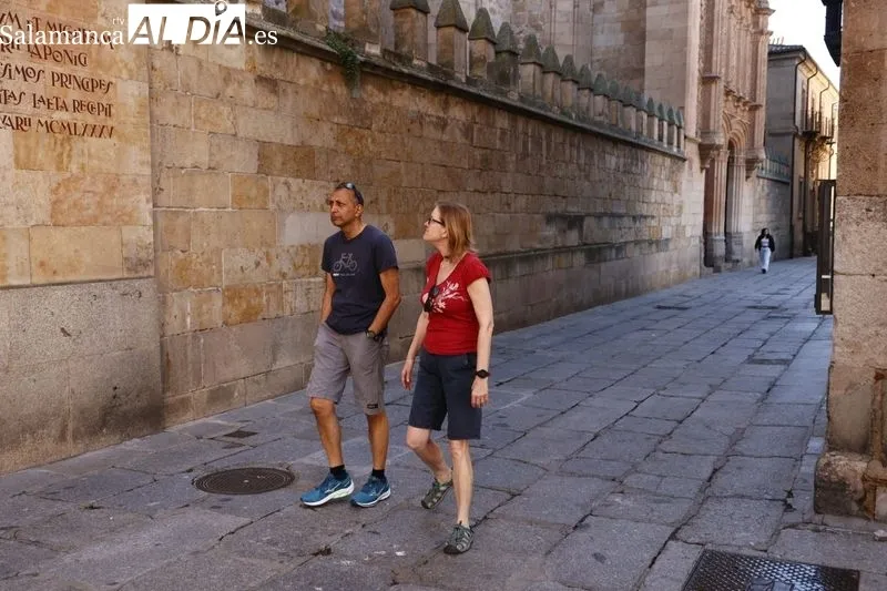 Residentes y visitantes disfrutan de un verano anticipado en el centro de Salamanca. Fotos: David Sañudo.