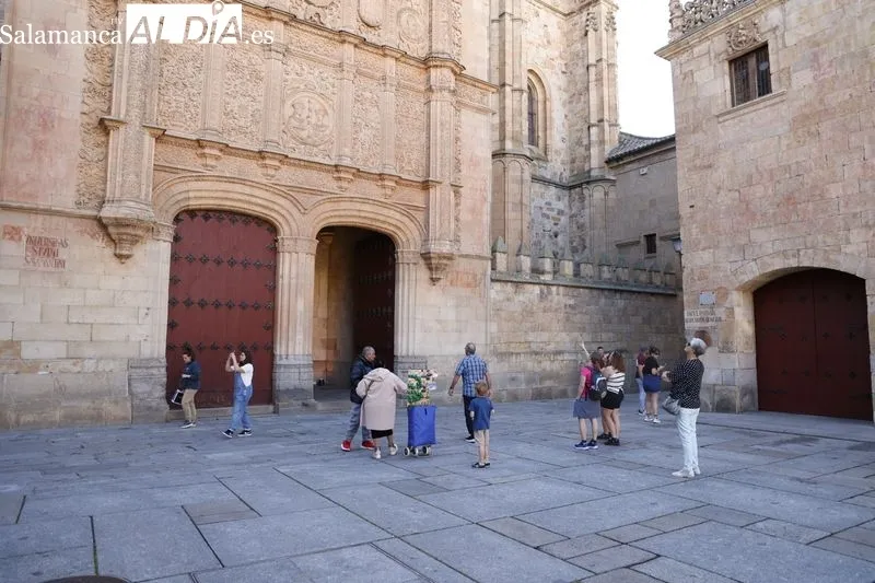 Residentes y visitantes disfrutan de un verano anticipado en el centro de Salamanca. Fotos: David Sañudo.