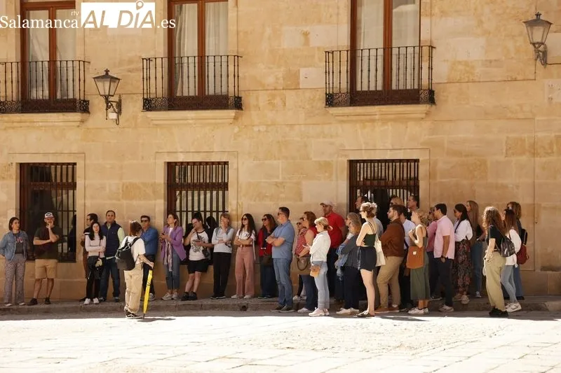 Residentes y visitantes disfrutan de un verano anticipado en el centro de Salamanca. Fotos: David Sañudo.
