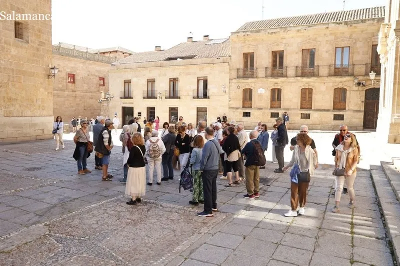 Residentes y visitantes disfrutan de un verano anticipado en el centro de Salamanca. Fotos: David Sañudo.