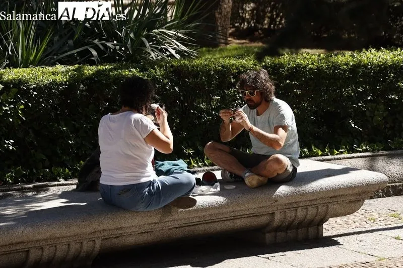 Residentes y visitantes disfrutan de un verano anticipado en el centro de Salamanca. Fotos: David Sañudo.
