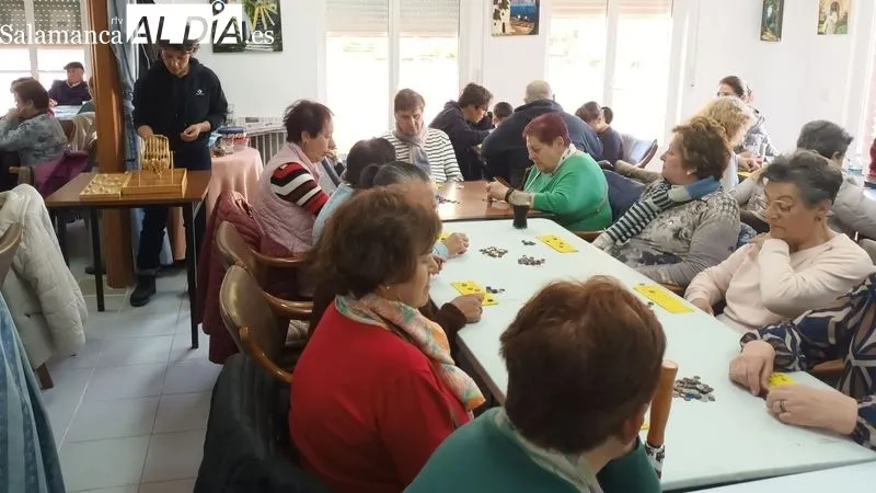 En la tarde de juego participaron cerca de un centenar de vecinos de todas las edades