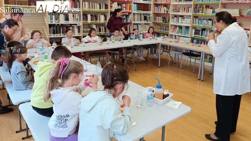 Los niños descubren la ciencia en el taller impartido por Rocío Esteban en Lumbrales