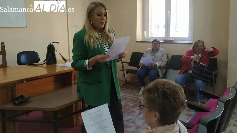 Foto 2 - Las mujeres de Villa de Lumbrales homenajean a Carmen Mart&iacute;n Gaite en la celebraci&oacute;n del D&iacute;a del Libro