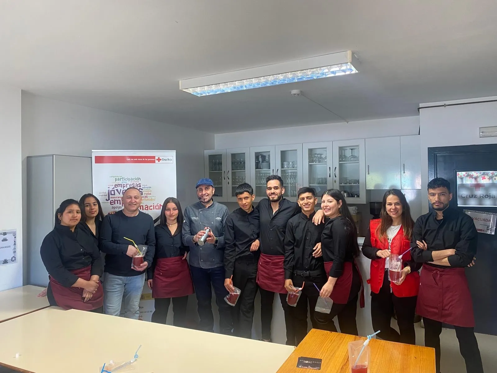 Foto 3 - Teo Marcos lleva sus conocimientos y c&oacute;cteles al Centro Joven de Cruz Roja en Salamanca y dentro de su programa de empleo