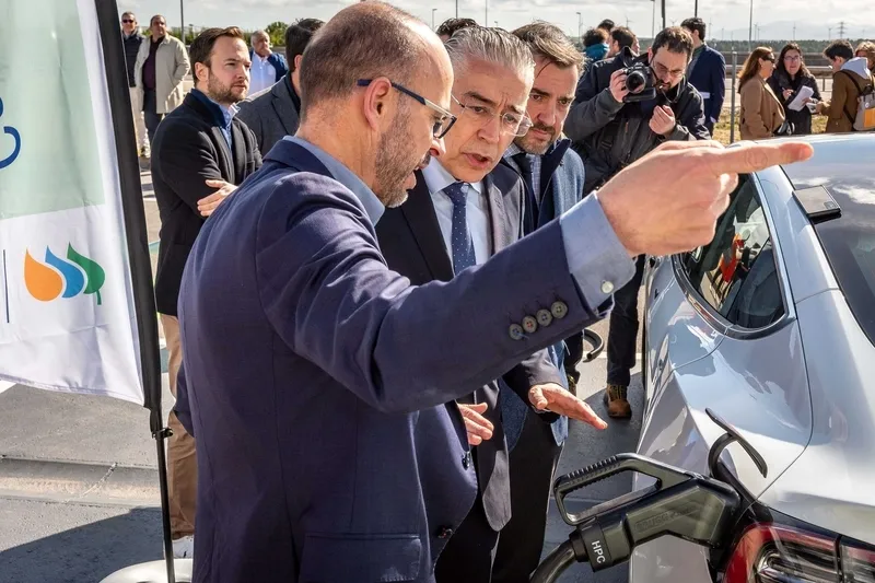 Presentación de la primera gran estación de recarga ultrarrápida de vehículos eléctricos en Burgos, en el HR Abadesa (Villarce).