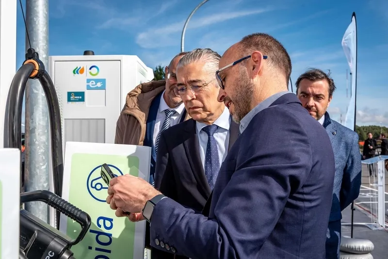 Presentación de la primera gran estación de recarga ultrarrápida de vehículos eléctricos en Burgos, en el HR Abadesa (Villarce).