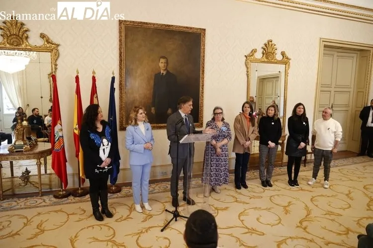 El alcalde de Salamanca, Carlos García Carbayo, recibe a la asociación Ariadna | FOTOS: David Sañudo 