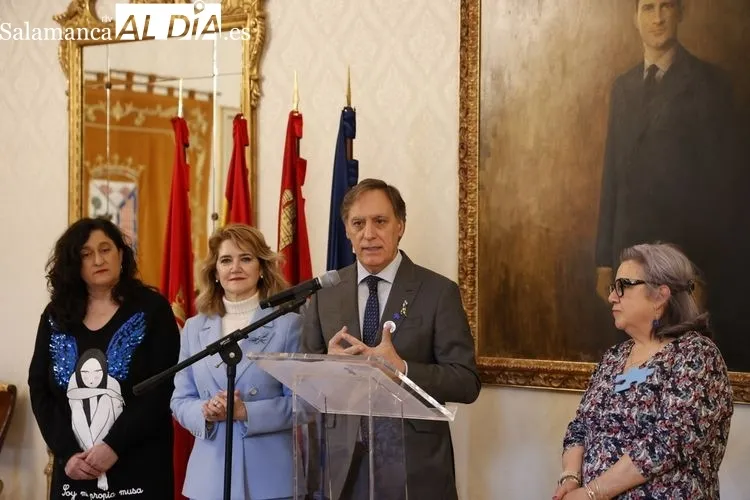 El alcalde de Salamanca, Carlos García Carbayo, recibe a la asociación Ariadna | FOTOS: David Sañudo 