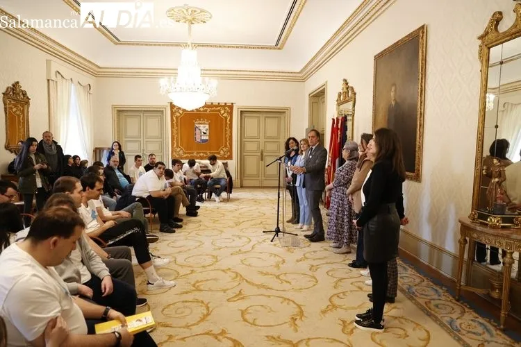 El alcalde de Salamanca, Carlos García Carbayo, recibe a la asociación Ariadna | FOTOS: David Sañudo 