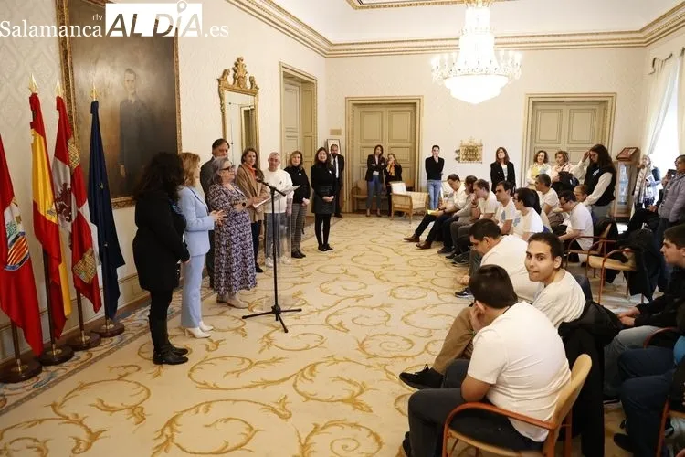 El alcalde de Salamanca, Carlos García Carbayo, recibe a la asociación Ariadna | FOTOS: David Sañudo 