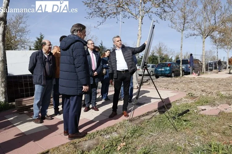 Carbayo visita las obras de las futuras viviendas de alquiler en Pizarrales | FOTOS: David Sañudo 