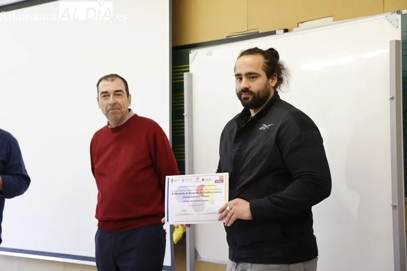 Entrega de los diplomas acreditativos y de los correspondientes premios a los estudiantes con mejores resultados en la X Olimpiada de Geografía. Fotos: David Sañudo