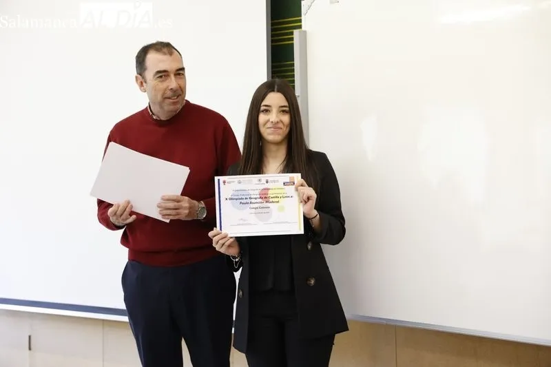 Entrega de los diplomas acreditativos y de los correspondientes premios a los estudiantes con mejores resultados en la X Olimpiada de Geografía. Fotos: David Sañudo