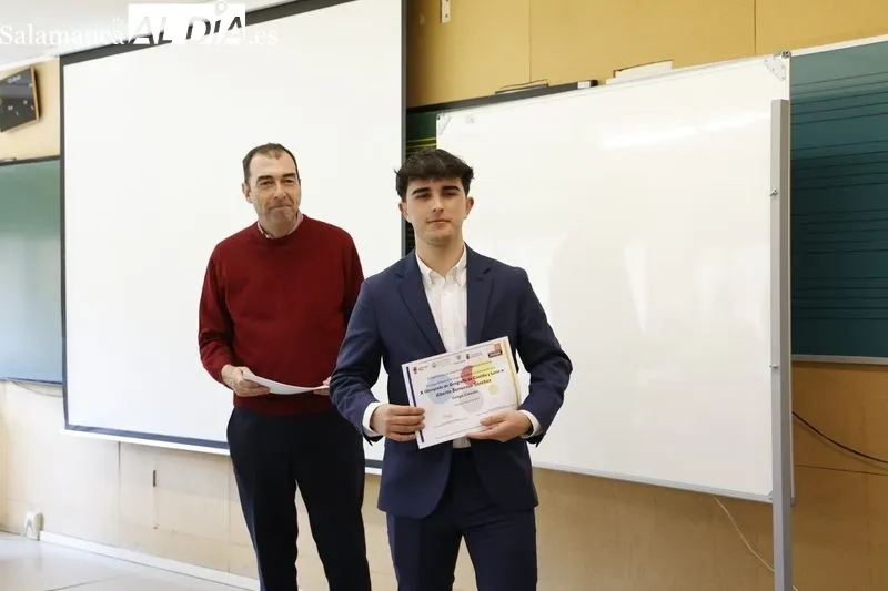 Entrega de los diplomas acreditativos y de los correspondientes premios a los estudiantes con mejores resultados en la X Olimpiada de Geografía. Fotos: David Sañudo