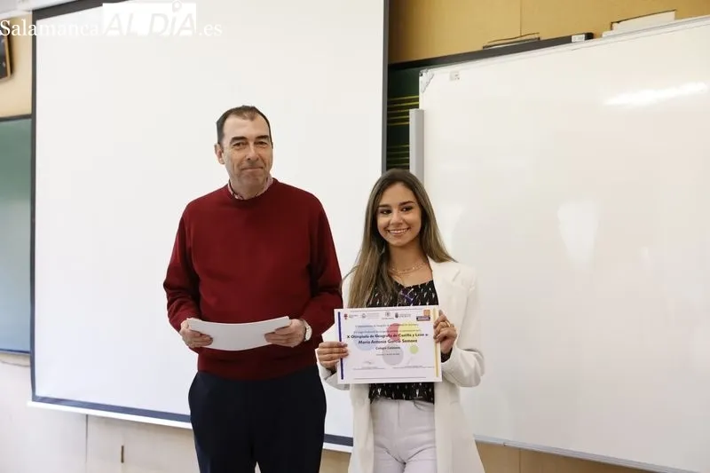 Entrega de los diplomas acreditativos y de los correspondientes premios a los estudiantes con mejores resultados en la X Olimpiada de Geografía. Fotos: David Sañudo