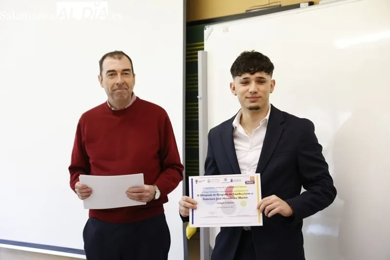 Entrega de los diplomas acreditativos y de los correspondientes premios a los estudiantes con mejores resultados en la X Olimpiada de Geografía. Fotos: David Sañudo
